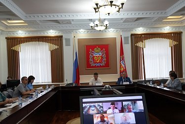 Такси с желтой полосой 